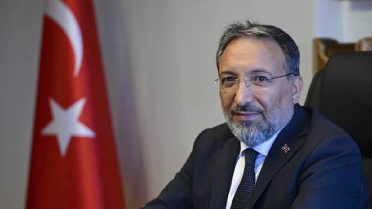 sokakkedisitv's tweet photo. 🔴 BirGün gazetesinden Mustafa Bildircin’in haberine göre, 10 aylık görev süresinde 16 kez yurt dışına çıkan Diyanet İşleri Başkanı Safi Arpaguş, 17. yurt dışı seyahatini Japonya’ya gerçekleştirdi.

• 9 kişilik heyetle yapılan Japonya ziyaretinde Arpaguş’un eşi Hatice Arpaguş’un da heyette yer aldığı, Tokyo’da beş yıldızlı Keio Plaza’da konaklandığı ve otelin gecelik fiyatının 20 bin TL’den başladığı aktarıldı.

• Haberde ayrıca heyetin Tokyo’da Tokyo Cami Vakfı’na ait lüks araçla dolaştığı ve 6-10 Ağustos tarihleri arasında Japonya’da bulunduğu belirtildi.

BirGün, Arpaguş’un 2026’nın ilk yarısındaki yurt dışı gezilerinin 399,7 milyon TL’lik yolluk faturasına yol açtığını da yazdı.