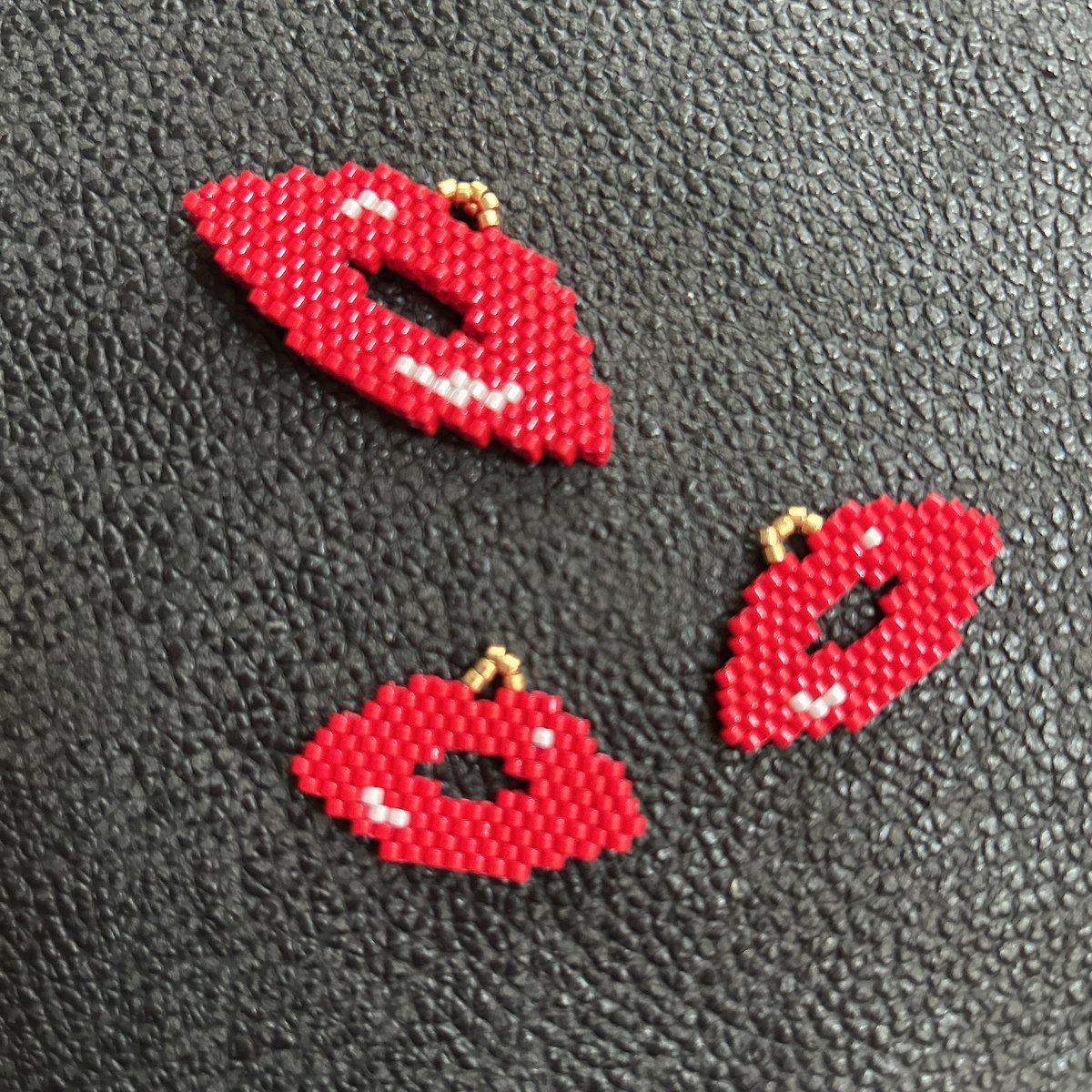 woss_handmade's tweet photo. 明日はまんぷくマルシェ✨️

札幌駅チカホ北3条広場にてお待ちしております✨️

人気のリップモチーフ💋
ネックレス、ピアス、再販です🫶
(まだ金具つける前)

#ハンドメイド #ビーズステッチ https://t.co/qprvibApKm
