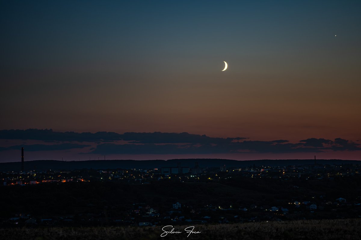 SilviuFoca's tweet photo. Apus de (semi)lună deasupra Botoșaniului.
Aseară (16.08.2026) imediat după apusul soarelui pentru cca o oră  s-a putut urmări luna la aproape 20% de luminozitate împreună cu Venus.
Ca de obicei o locație bine aleasă pune și mai mult în valoare spectacolul naturii. https://t.co/QC9jJtey4E