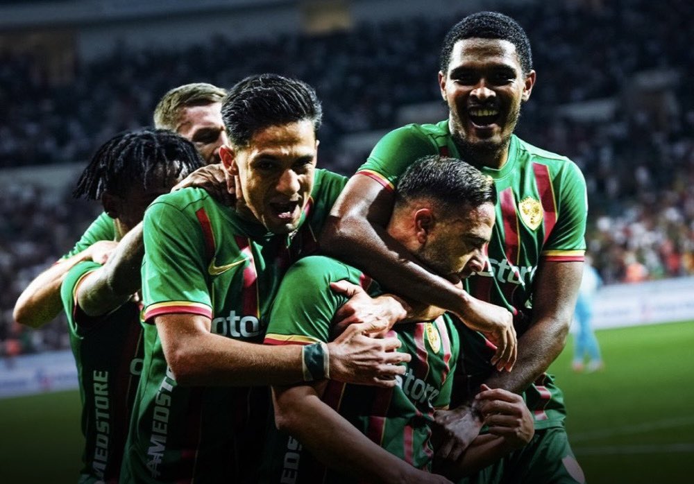 ferhatttunc's tweet photo. Amed Spor’un dünkü maçını sosyal medya üzerinden takip ettim. Bir kez daha gördüm ki Amed Spor, bir futbol kulübü olmanın çok ötesinde bir anlam taşıyor artık.

Yıllardır belki de unutulmaya yüz tutmuş bir coşku, bir sevinç... Dün sahada yeniden hayat buldu. Erzurumspor karşısında alınan 3-0’lık galibiyetle Amed Spor, ligin en güçlü adaylarından biri olduğunu bir kez daha ilan etti.

Futbol; kardeşliktir, dayanışmadır. Irkçılığı, nefreti ve şiddetin her türlüsünü reddeder. Dün sahada gördüğümüz de tam olarak buydu: Dil, ırk ayrımı yapmadan sadece başarıya, güzel oyuna odaklanan bir futbol. Ayıran değil, birleştiren; ötekileştiren değil, kaynaştıran bir ruh.

Dün en çok içime dokunan ise bir Erzurumspor taraftarının sosyal medyada paylaştığı video oldu. Şöyle diyordu:  
“Formamla Diyarbakır sokaklarında gezerken, Erzurum’da görmediğim ilgi ve sevgiyi gördüm. Çaya davet edildim, yemek yerken ücret alınmadı ve dahası...”

İşte Amed’in, Amed Spor’un Türkiye’de yarattığı fark tam da budur.
Hoşgörünün, empatinin, misafirperverliğin hakim olduğu bir kültür kazanırsa, kazanan Türkiye’nin kendisi olur.

Bir kez daha #AmedSpor’un varlığıyla gurur duydum.

Ferhat TUNÇ
