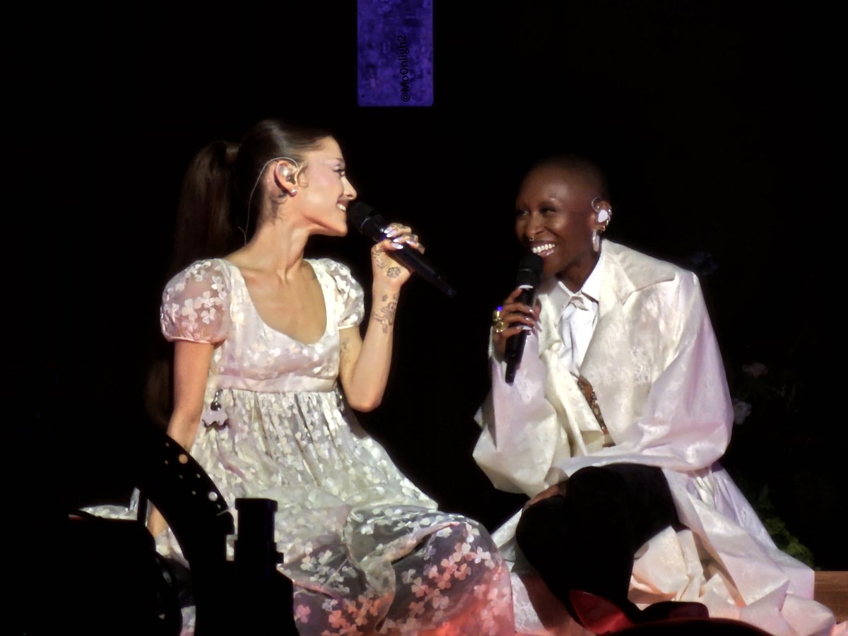 Mo0nligh2's tweet photo. J'étais front row ! 🥹 Comme en 2019 ! Merci @darinasty tu es la meilleure ! #EternalSunshineTour #Arianagrande https://t.co/b4RslaMxO6