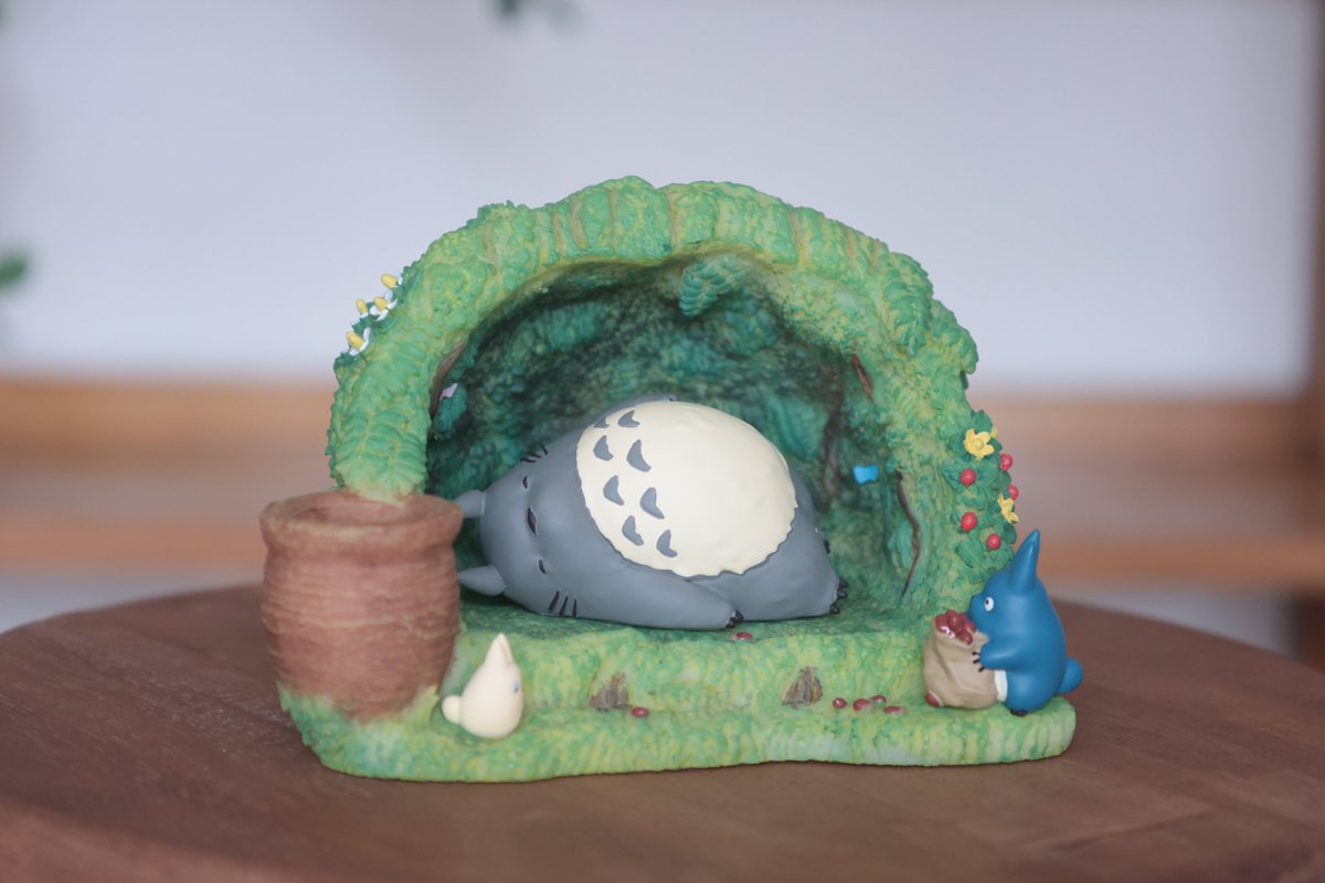 ghibli_dongurep's tweet photo. ⭐️新商品⭐️

となりのトトロより、
ペーパーウェイトとペン立てがセットになったアイテムが登場🌿

トトロは本や書類を支えるペーパーウェイトに✨
寝床の横にある土器には、ペンを立てることができます✏️

中トトロと小トトロの見つめる先には…👀
背面のマックロクロスケなど遊び心あふれるアイテム！
.

となりのトトロ
ペーパーウェイト付きジオラマペンスタンド 
トトロの住みか ¥9,460

8/22（土）発売！
＃どんぐり共和国