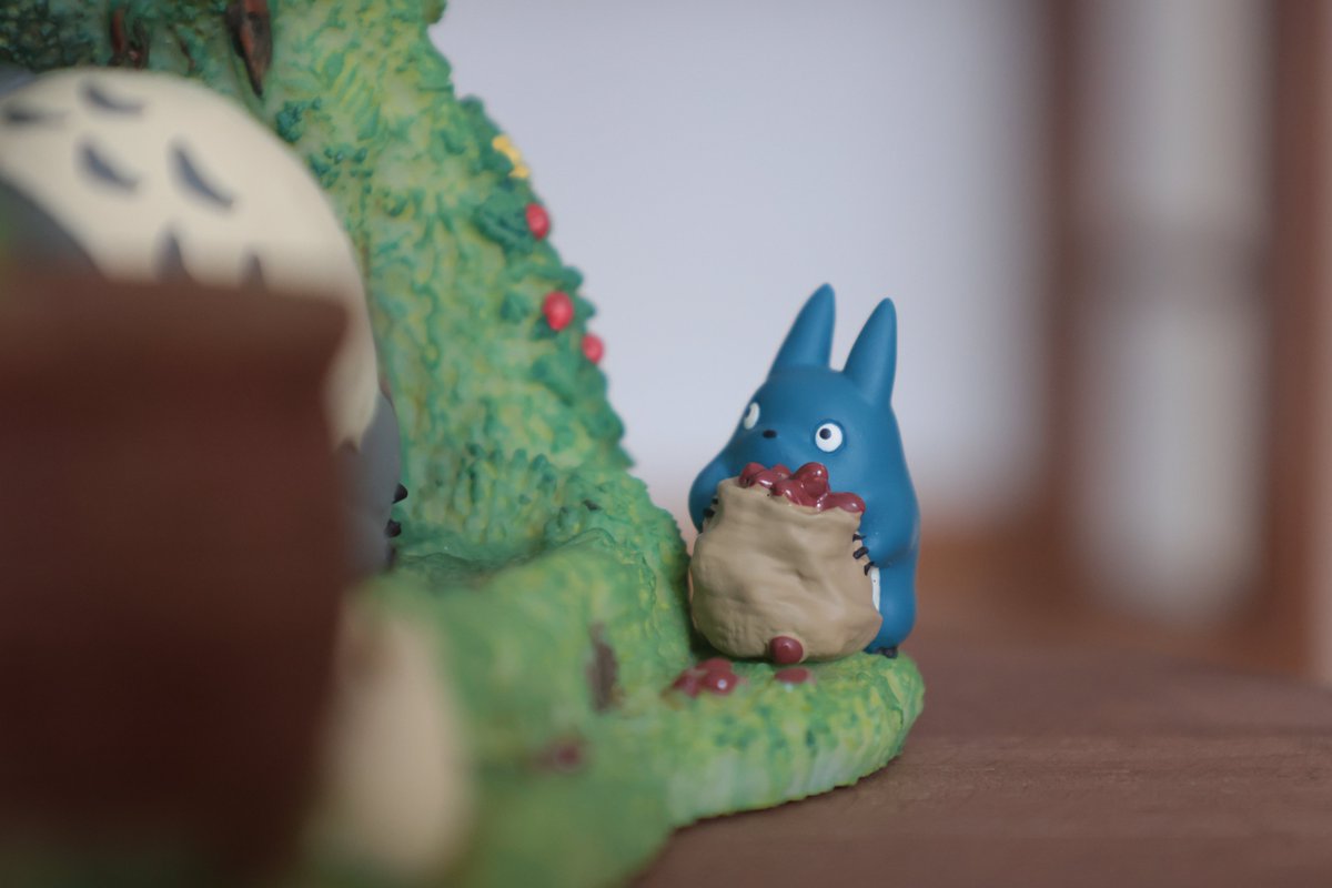 ghibli_dongurep's tweet photo. ⭐️新商品⭐️

となりのトトロより、
ペーパーウェイトとペン立てがセットになったアイテムが登場🌿

トトロは本や書類を支えるペーパーウェイトに✨
寝床の横にある土器には、ペンを立てることができます✏️

中トトロと小トトロの見つめる先には…👀
背面のマックロクロスケなど遊び心あふれるアイテム！
.

となりのトトロ
ペーパーウェイト付きジオラマペンスタンド 
トトロの住みか ¥9,460

8/22（土）発売！
＃どんぐり共和国