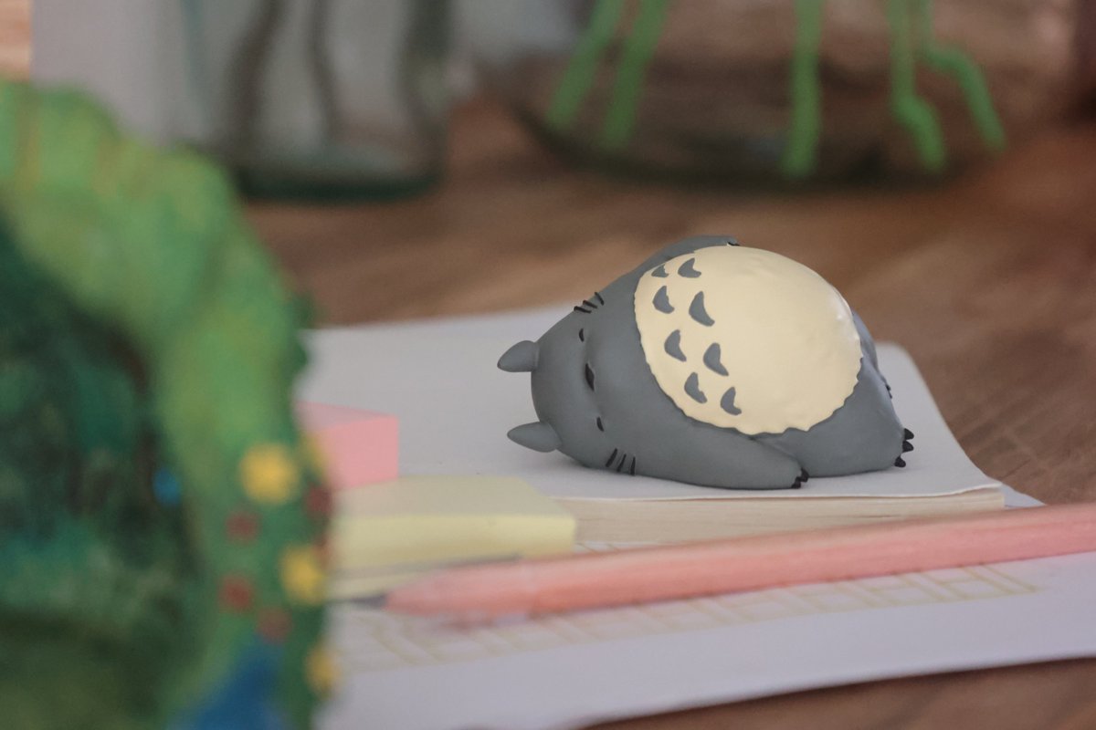 ghibli_dongurep's tweet photo. ⭐️新商品⭐️

となりのトトロより、
ペーパーウェイトとペン立てがセットになったアイテムが登場🌿

トトロは本や書類を支えるペーパーウェイトに✨
寝床の横にある土器には、ペンを立てることができます✏️

中トトロと小トトロの見つめる先には…👀
背面のマックロクロスケなど遊び心あふれるアイテム！
.

となりのトトロ
ペーパーウェイト付きジオラマペンスタンド 
トトロの住みか ¥9,460

8/22（土）発売！
＃どんぐり共和国