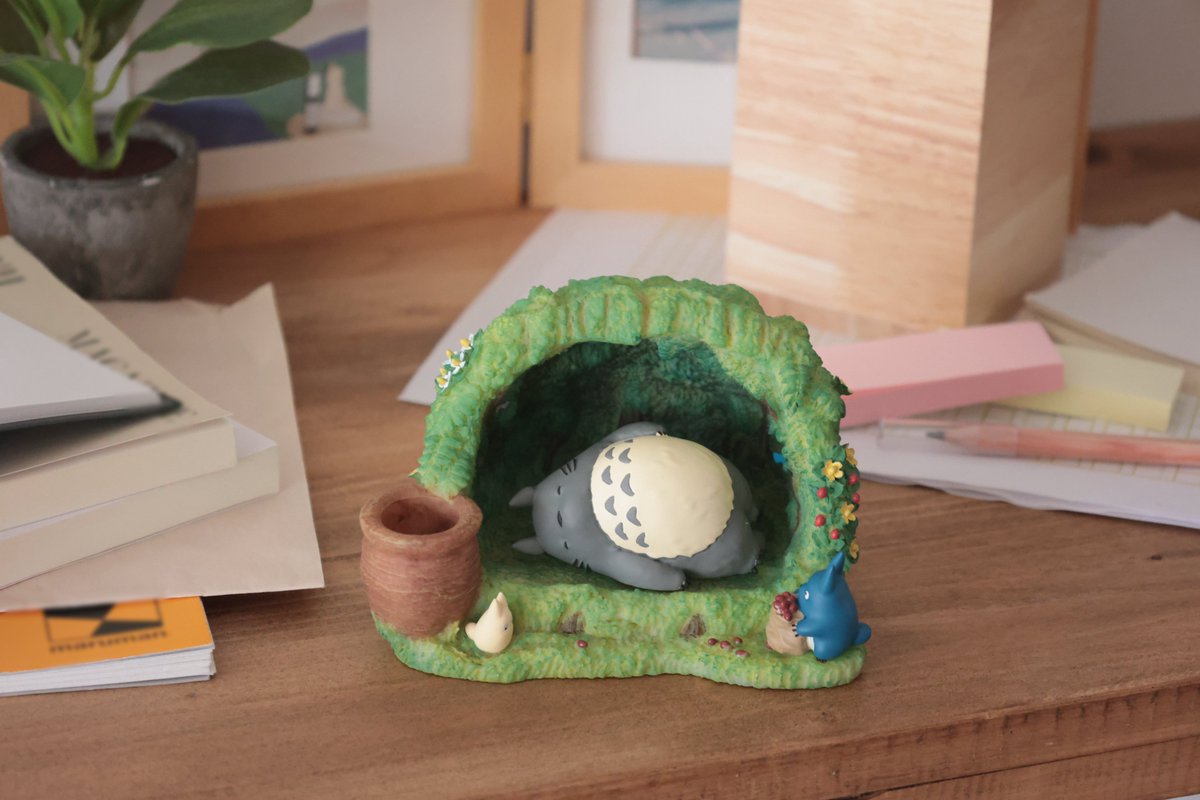 ghibli_dongurep's tweet photo. ⭐️新商品⭐️

となりのトトロより、
ペーパーウェイトとペン立てがセットになったアイテムが登場🌿

トトロは本や書類を支えるペーパーウェイトに✨
寝床の横にある土器には、ペンを立てることができます✏️

中トトロと小トトロの見つめる先には…👀
背面のマックロクロスケなど遊び心あふれるアイテム！
.

となりのトトロ
ペーパーウェイト付きジオラマペンスタンド 
トトロの住みか ¥9,460

8/22（土）発売！
＃どんぐり共和国