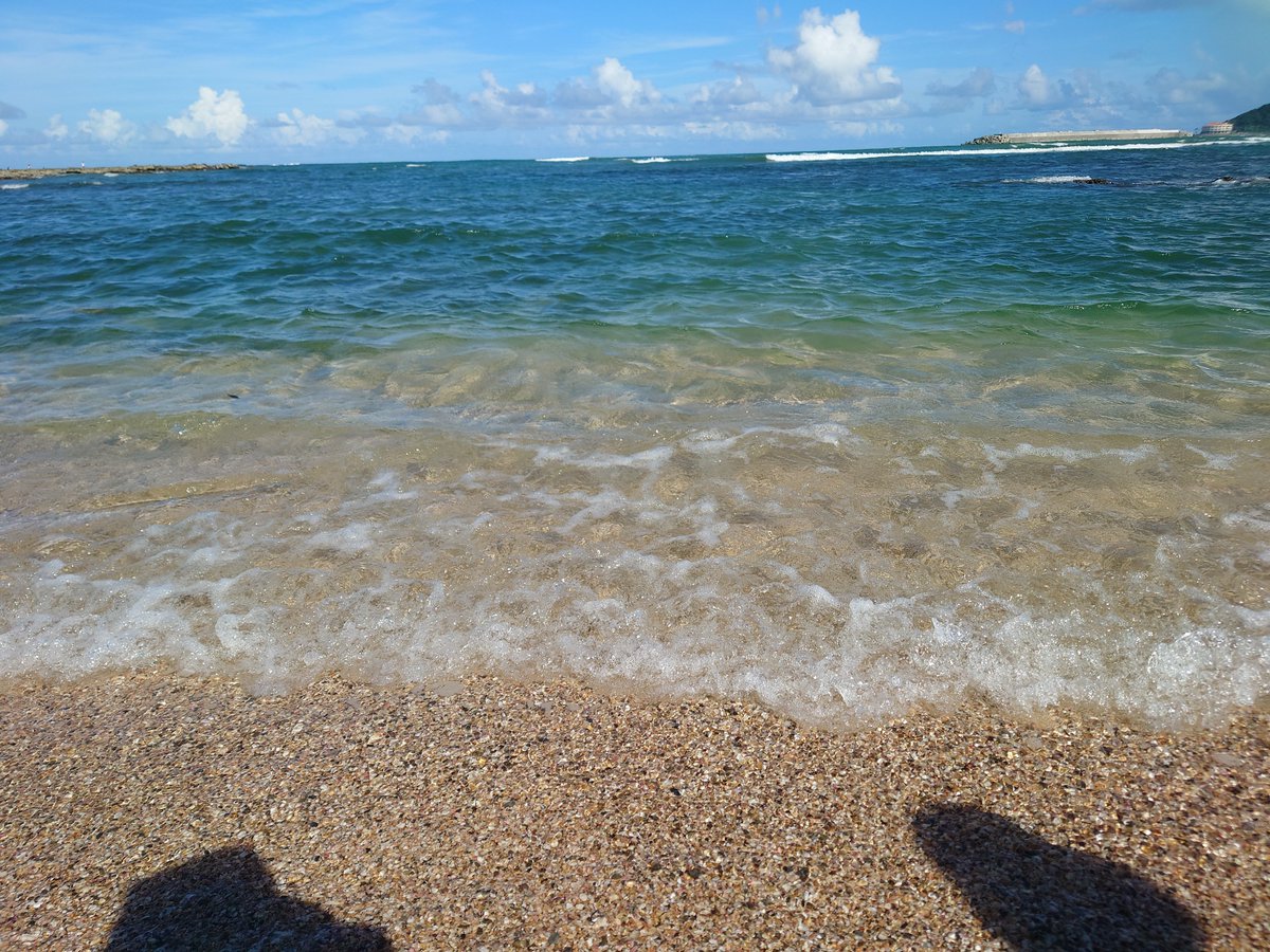 chirouw's tweet photo. 海に姪っ子連れてったら水着でもなく着替えもないのに海に入った… https://t.co/WhnNZEUeRY