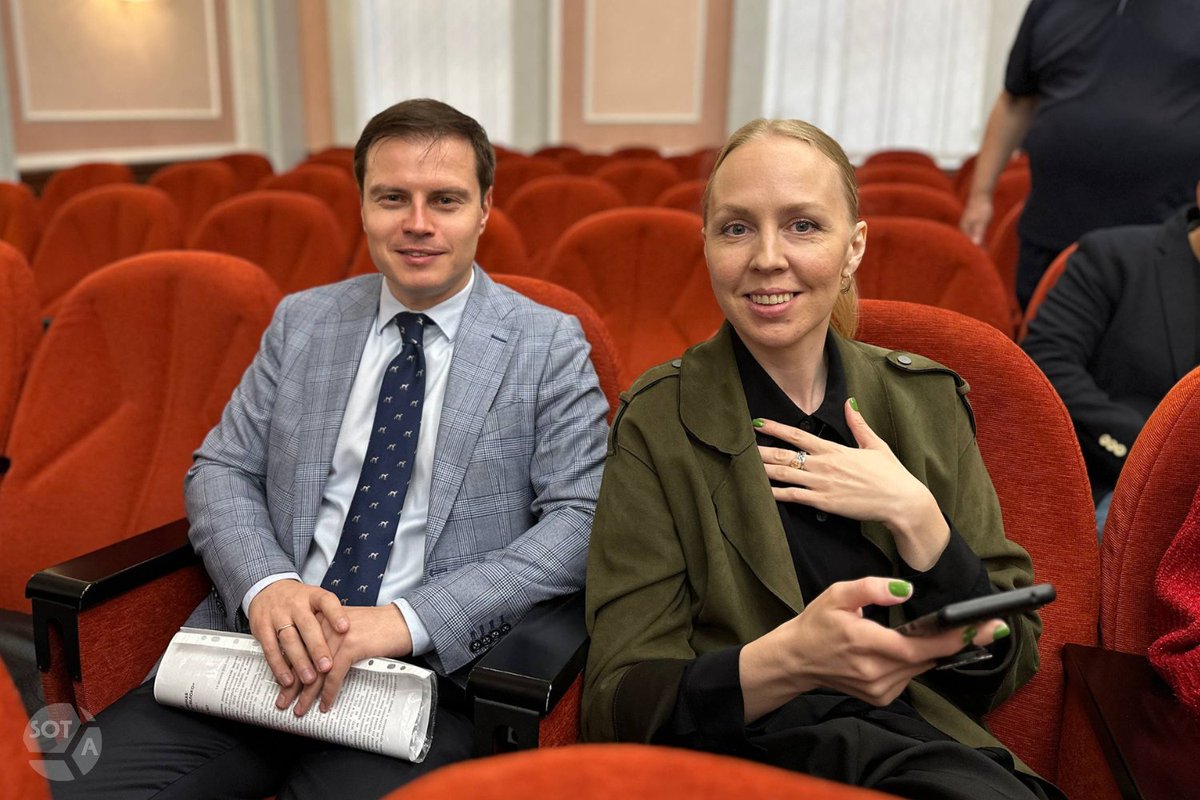 Sota_Vision's tweet photo. Верховный суд не пустил слушателей в зал и отказался транслировать заседание по апелляции «Яблока»

Верховный суд не будет вести прямую трансляцию заседания по апелляции «Яблока» на отмену регистрации партии на выборах в Госдуму — в зал пустили только стороны по делу и журналистов, сообщает наш корреспондент из зала суда. Слушателям присутствовать не разрешили, хотя заседание открытое.

10 августа трансляцию заседания о снятии списка «Яблока» на странице Верховного суда в VK посмотрели почти 350 тысяч раз, сам эфир длился семь с половиной часов. 

Одним из последних «яблочников» в Верховный суд приехал Николай Рыбаков вместе с адвокатом Гаджи Алиевым. Они занесли в зал большую картонную коробку с документами.

Фото: SOTAvision
