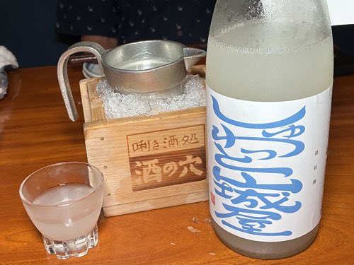 sakekaeru's tweet photo. 発泡がすごい。まるでサイダーを飲んでいるような印象のお酒「しゅわっと山城屋　純米吟醸　活性にごり半生」（やましろや、新潟県長岡市　越銘醸）。一度火入をした物に生のおりがらみをブレンドし発酵させる「半生造り」。詳しくはこちら↓
https://t.co/DpdpFrS3GX
＃山城屋　＃越銘醸　＃半生 https://t.co/BzoYOxJoir
