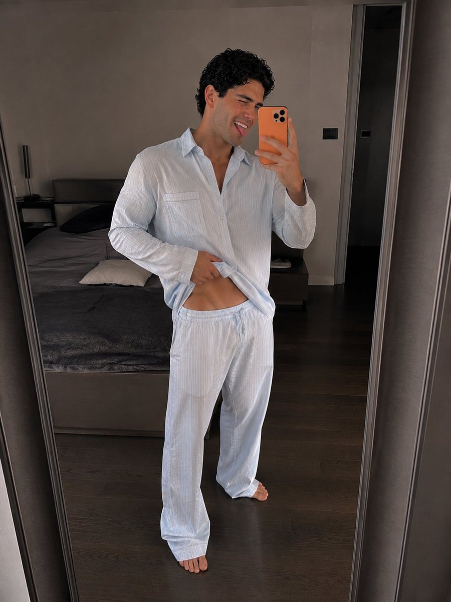 CashAlphaRizzo's tweet photo. Who wanna have some italian breakfast? ☀️
.
.
#AlphaMuscle #feetfetısh #MaleFeet #feetِ #muscledboy #italian #flipflop #feetlovers #findom https://t.co/2h1dsh6gyQ