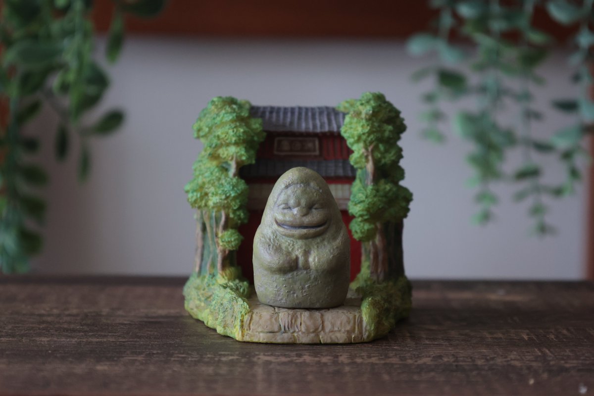 ghibli_dongurep's tweet photo. ⭐️新商品⭐️

千と千尋の神隠しより、
ペーパーウェイトとトレーがセットになったアイテムが登場✨

石人は本や書類を支えるペーパーウェイトとしてお使いいただけます。
その下にあるトレーは、磁石付きでクリップなど吸着可能📎

トンネルや建物の彩色に細部までこだわった
どこか不思議な雰囲気をお楽しみください🍃
.

千と千尋の神隠し
ペーパーウェイト付きジオラマトレー
石人のトンネル ¥9,020

8/22（土）発売！
＃どんぐり共和国