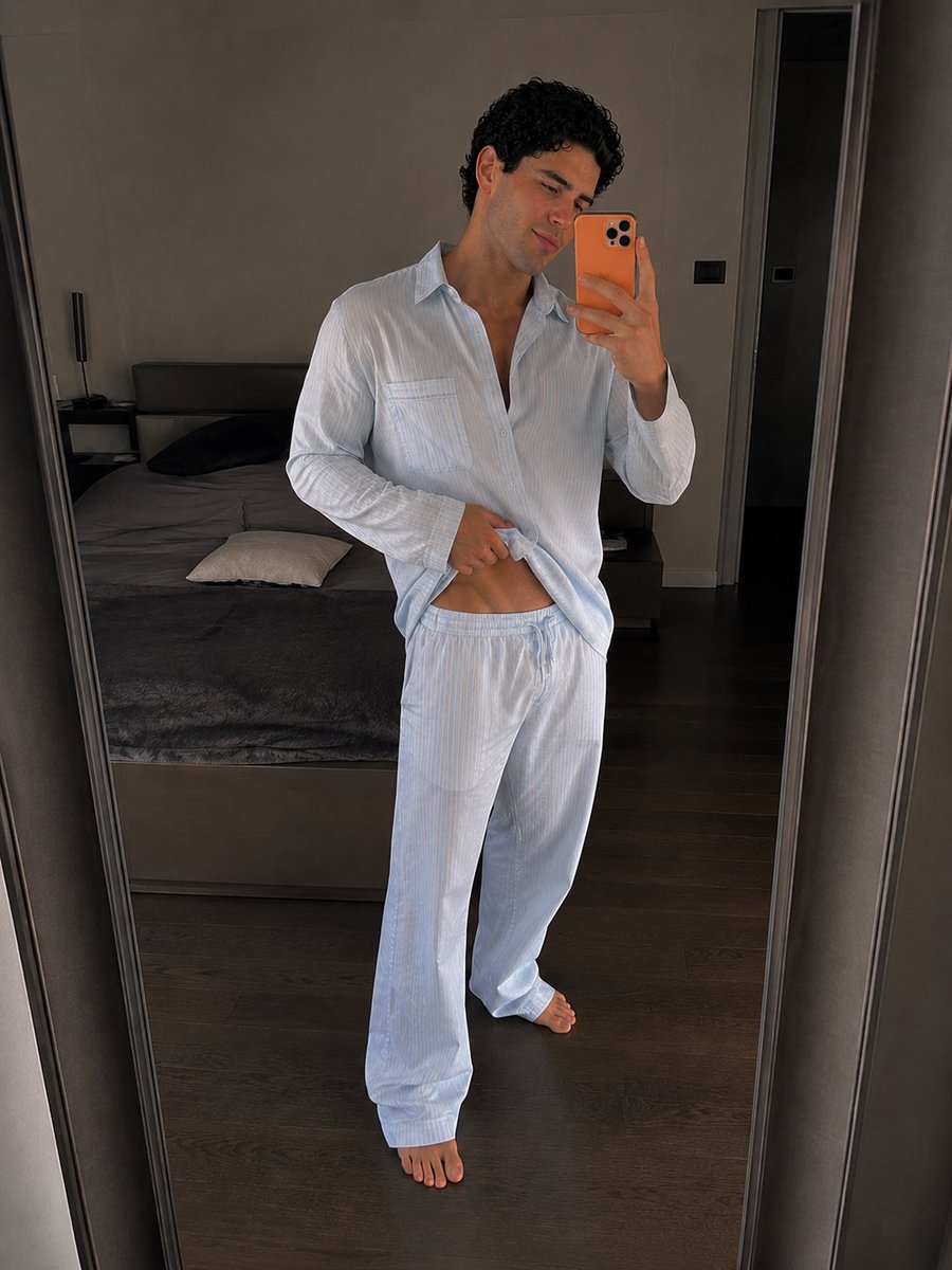 CashAlphaRizzo's tweet photo. Who wanna have some italian breakfast? ☀️
.
.
#AlphaMuscle #feetfetısh #MaleFeet #feetِ #muscledboy #italian #flipflop #feetlovers #findom https://t.co/2h1dsh6gyQ