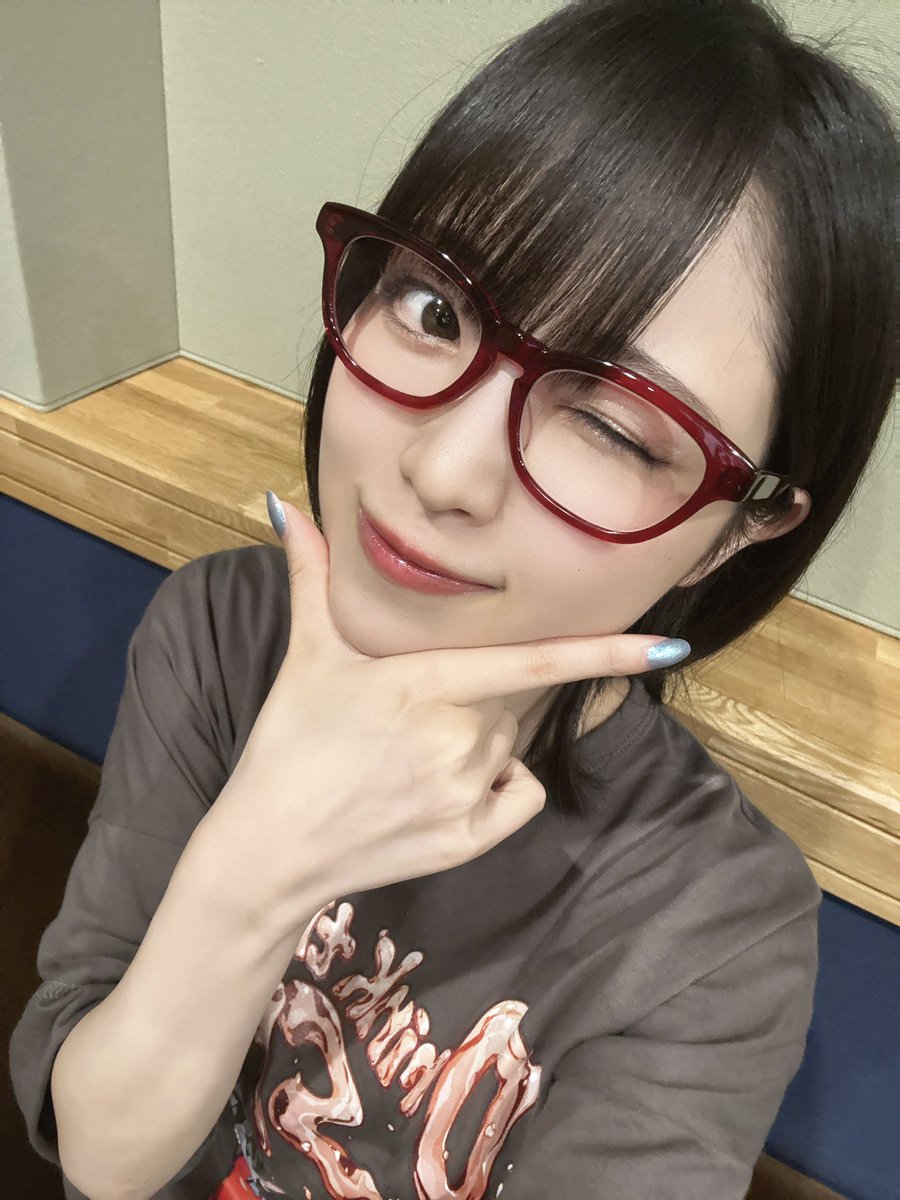 tsumugi_nanase's tweet photo. #もえむぎあーや 第22回が配信されました🐾

と〜〜〜〜ってもぷりてぃな1時間をお届けしましたよ♡♡♡いかがでしたか？

そして、ついに鯖江で手作りした眼鏡が届きましたー！！赤縁！！
もえちゃんあーやも似合ってて眼福だったなぁ👓✨
改めて幸せなお誕生日企画をありがとうございました！
#音泉 https://t.co/yw05kk1soV