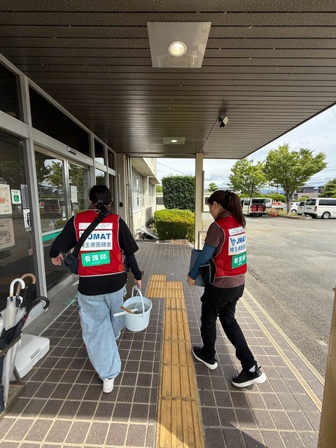 scmctweet's tweet photo. 先週8/12、JMAT第一陣として現地に派遣されていた当センターのスタッフが帰任いたしました。
 現地での貴重な活動経験を活かしつつ、当センターでは今後も被災地支援のため継続してスタッフを派遣してまいります。
#さいたま市民医療センター #JMAT #災害医療 https://t.co/pBKg8AqB7c