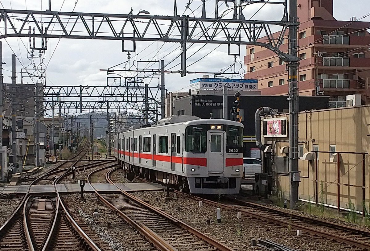 R3968's tweet photo. 表示が解りにくいが5632の赤直特をめいいっぱい堪能
#山陽電車 https://t.co/1w4ZbW8DnY