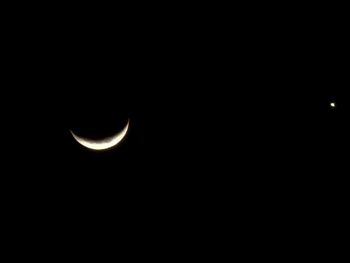 LilnaLynx's tweet photo. The moon and venus being absolutely beautiful last night https://t.co/wIbo1YG8EE