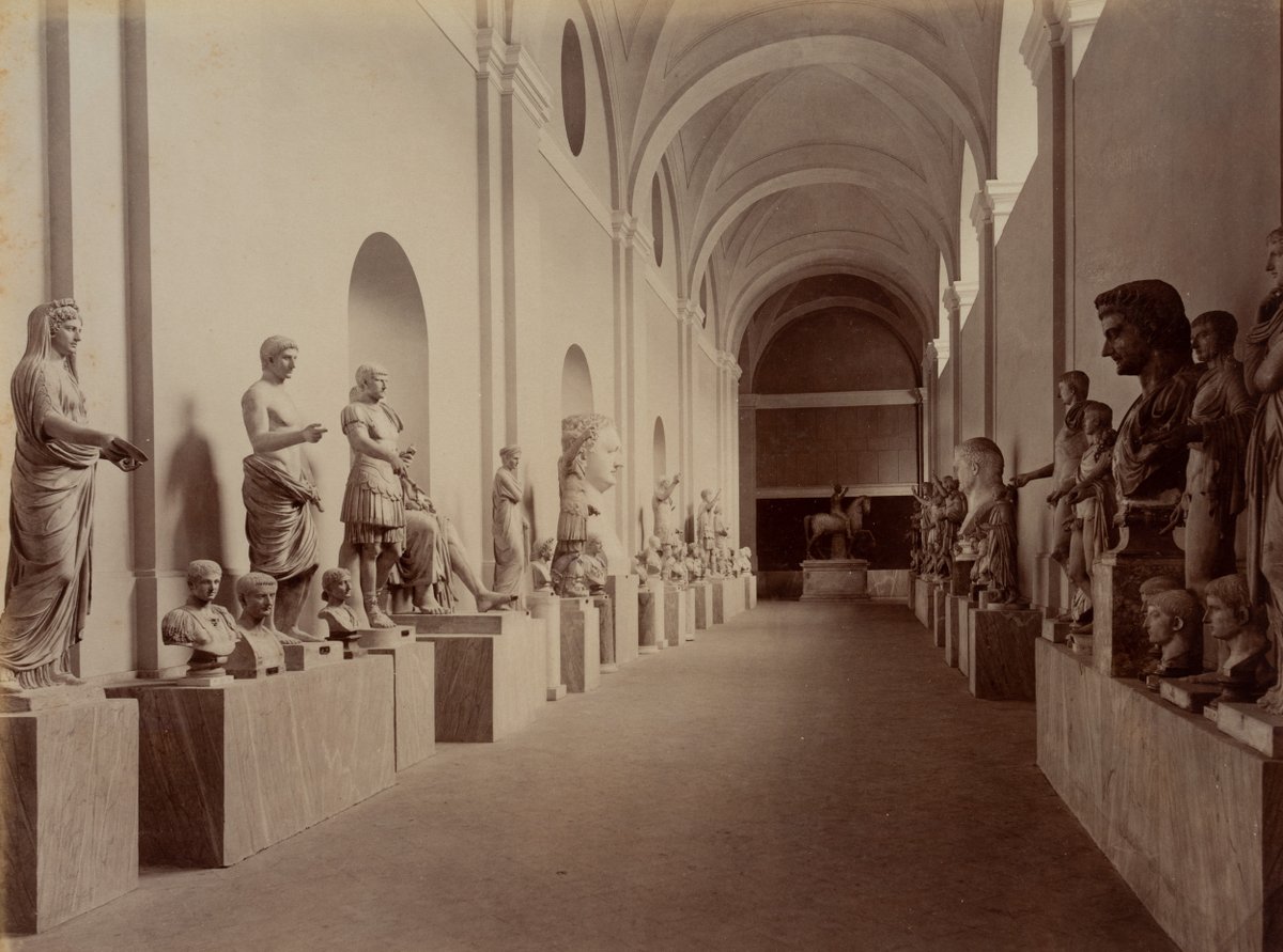 ColeccionMMoret's tweet photo. "Porque la belleza no es sino el principio del terror".
.- Rainer Maria Rilke
Fratelli #Alinari (Romualdo, Leopoldo y Giuseppe Alinari). Esculturas y bustos antiguos en la Galería Imperial, Museo Nazionale, Nápoles. Albúmina, h. 1880.
Inscripción: "(Ed. ne Alinari) P.e I.a N.o 11019. Napoli - Museo Nazionale. Il Secondo Portico. (degli Imperatori.)".
Subastado el pasado sábado en Fráncfort.
