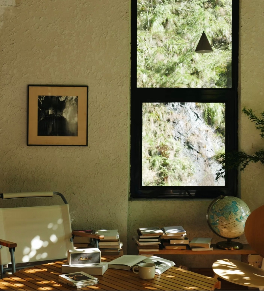 Pascal_Peterss's tweet photo. Cozy Sunday vibe: sipping warm milk by the window, watching raindrops tap the glass. No plans, just soft, calm moments. https://t.co/MJxGS5qKeD