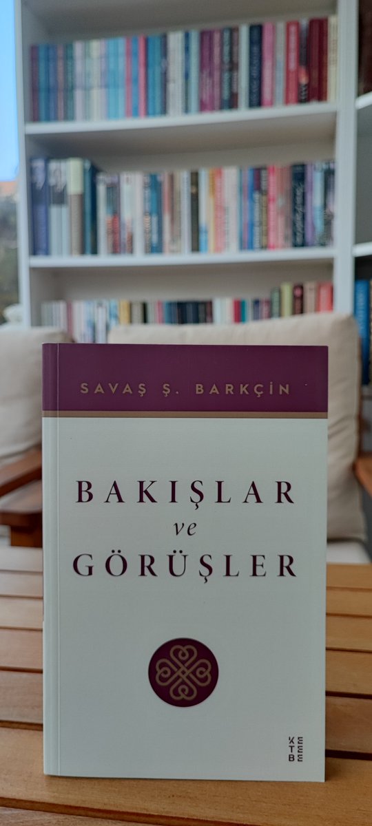 tariharsivi's tweet photo. Bölgemize Orta Doğu ismini bile biz vermedik. İngilizler 1916'da "Middle East" dediler, onun tercümesini kullanıyoruz. 
Kime göre doğu, kime göre orta? 

Elbette İngiltere'ye göre. Ama biz hâlâ kendi mahallemizi onların verdiği isimle anmaya devam ediyoruz. 

Osmanlı'yı yıkıp geniş bir coğrafyayı pay eden İngiliz ve Fransız ittifakı burada sömürge devletler kurdular. Oraların isimlerini, sınırlarını, rejimlerini, ideolojilerini, hatta bayraklarını dahi kendileri belirlediler. 

Meselâ bugün Arap ülkelerinin çoğunun bayraklarının ana şeklini bir İngiliz istihbarat yüzbaşısı olan Mark Sykes 1916'da tasarladı. Hepsinde onun seçtiği kırmızı, yeşil, beyaz, siyah renkler var. 
Bu devletlerin başına ister kral, ister diktatör, kim gelirse gelsin mutlaka İngilizlere, Fransızlara, Amerikalılara ve İsrail'e göbekten bağlı.
Savaş Ş. Barkçin, Bakışlar ve Görüşler, s63 https://t.co/dY6hzK5UGd