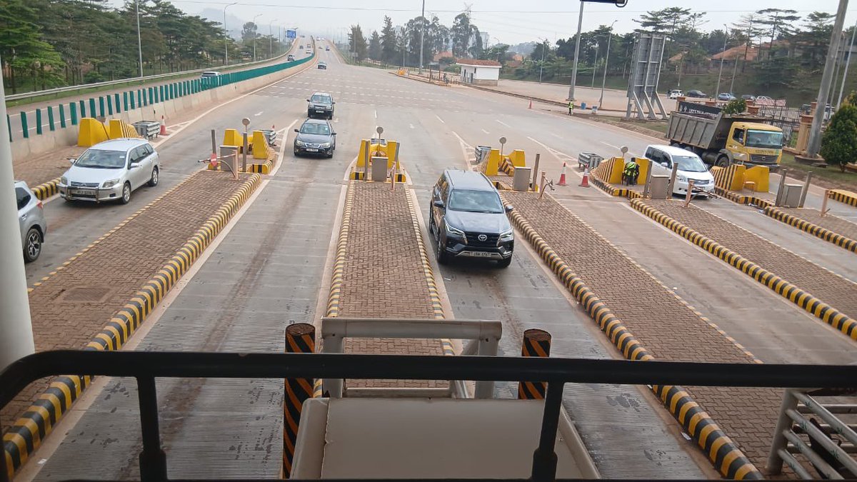assempebwa's tweet photo. ✍🏿CORRECT VERSION: A terrible power shutdown earlier today disrupted the tolling system at Kajjansi Toll Plaza, along the Expressway resulting in a temporary traffic build-up.

In such circumstances, the operations contract provides for emergency free passage to minimise congestion and inconvenience to road users when the Lanes are inactive. This measure was activated at Kajjansi as technical teams worked to restore stability. [So some drivers took advantage of the free passage! 🙂].

#STABILISED: Operations have since stabilised, and all lanes are active. The corresponding revenue loss is deducted from payments due to the contractor.

@KEE_UG @MoWT_Uganda