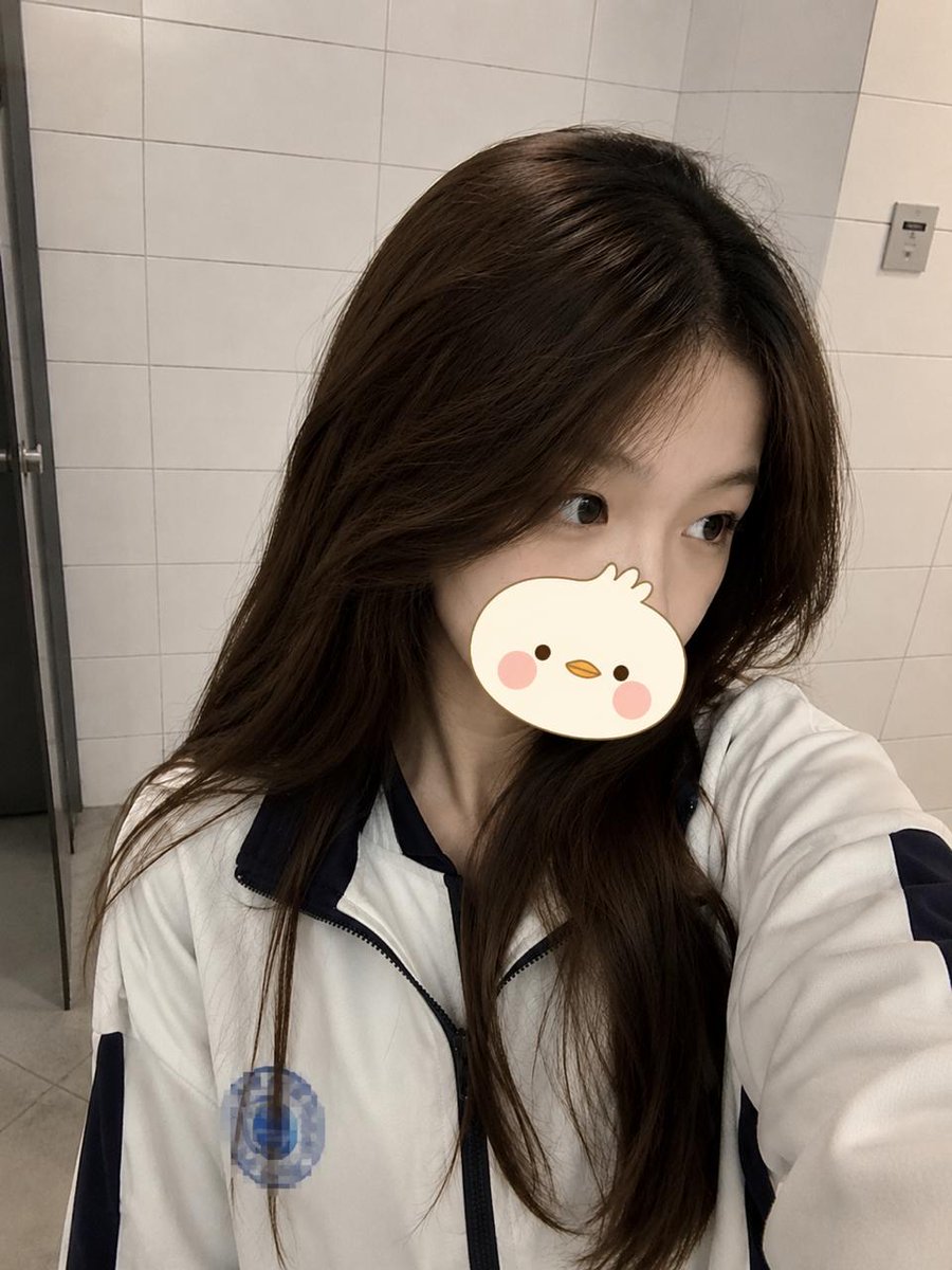huqinc's tweet photo. 深圳 女生 高三

太魔幻了...单亲妈妈给孩子算卦高考前需要阴阳交合一下...是拿去拍成电影我都不信的程度
也是一个很苦命的女生，十几岁时就被班主任骗了第一次，后面母亲选择压下来不报官
尤其是她的外表还非常出众，这种情况在心智不成熟的学生群体中反而是灾难，同龄人会不断地造谣、霸凌、孤立她 https://t.co/U3wu9cXxNG