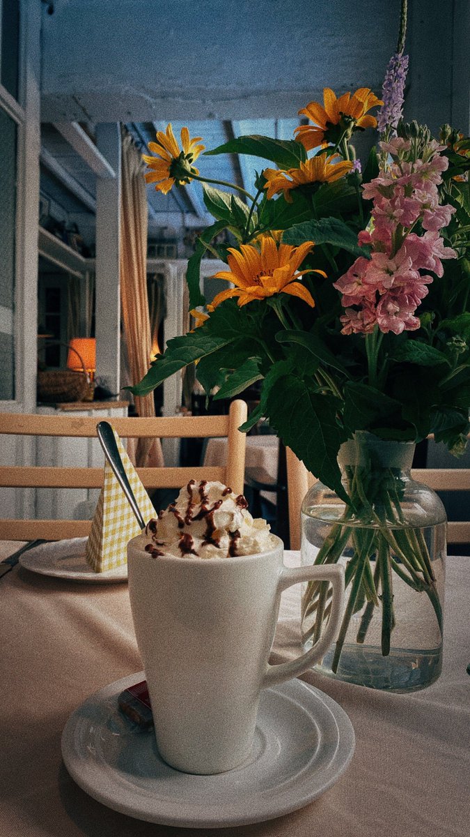 Patrick43417552's tweet photo. Summer breeze, iced coffee, and golden hour vibes – the perfect Tuesday to slow down and soak up every warm moment. https://t.co/ATuw4L2TRS