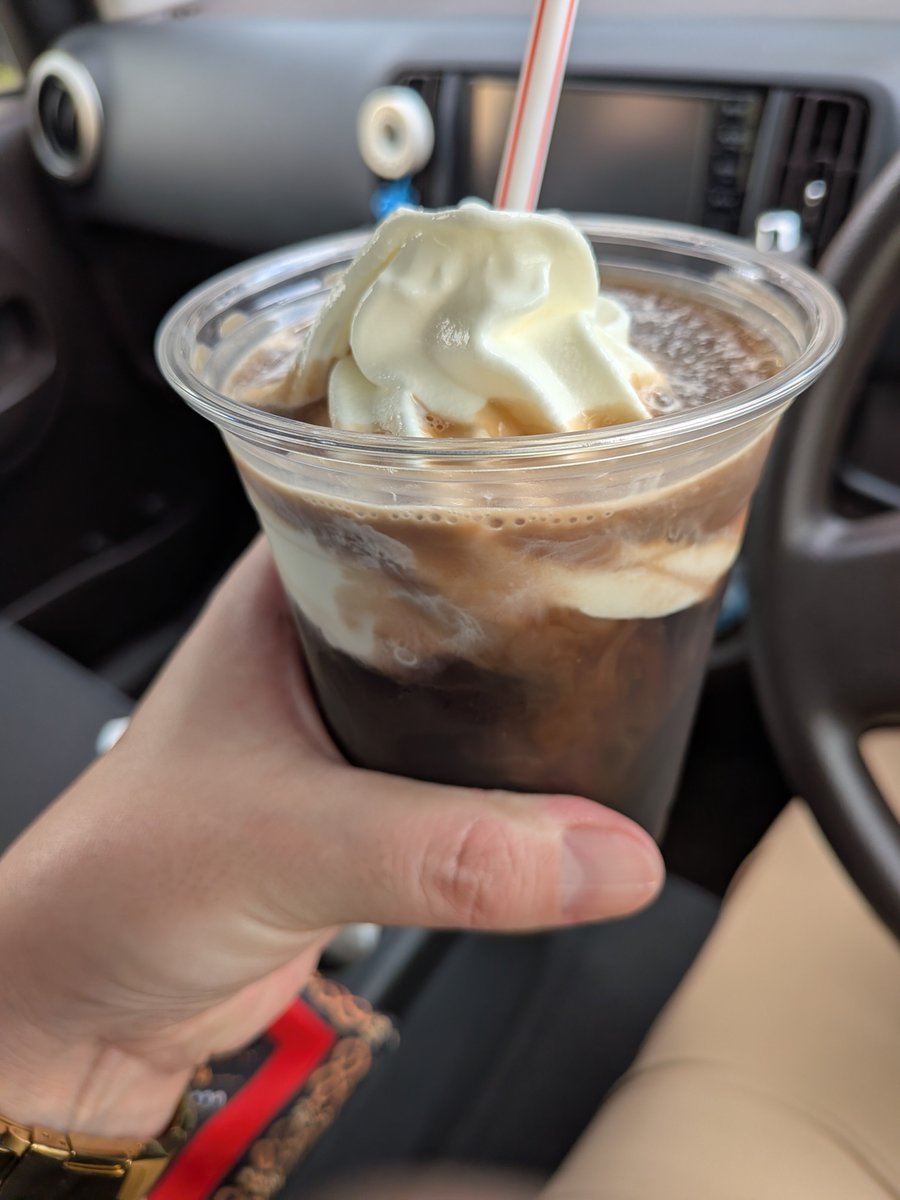 kroneko_1207's tweet photo. 一番効率が良い飲み物って甘さ抜きコーヒーフロートでしょ https://t.co/5hXbLTArIi