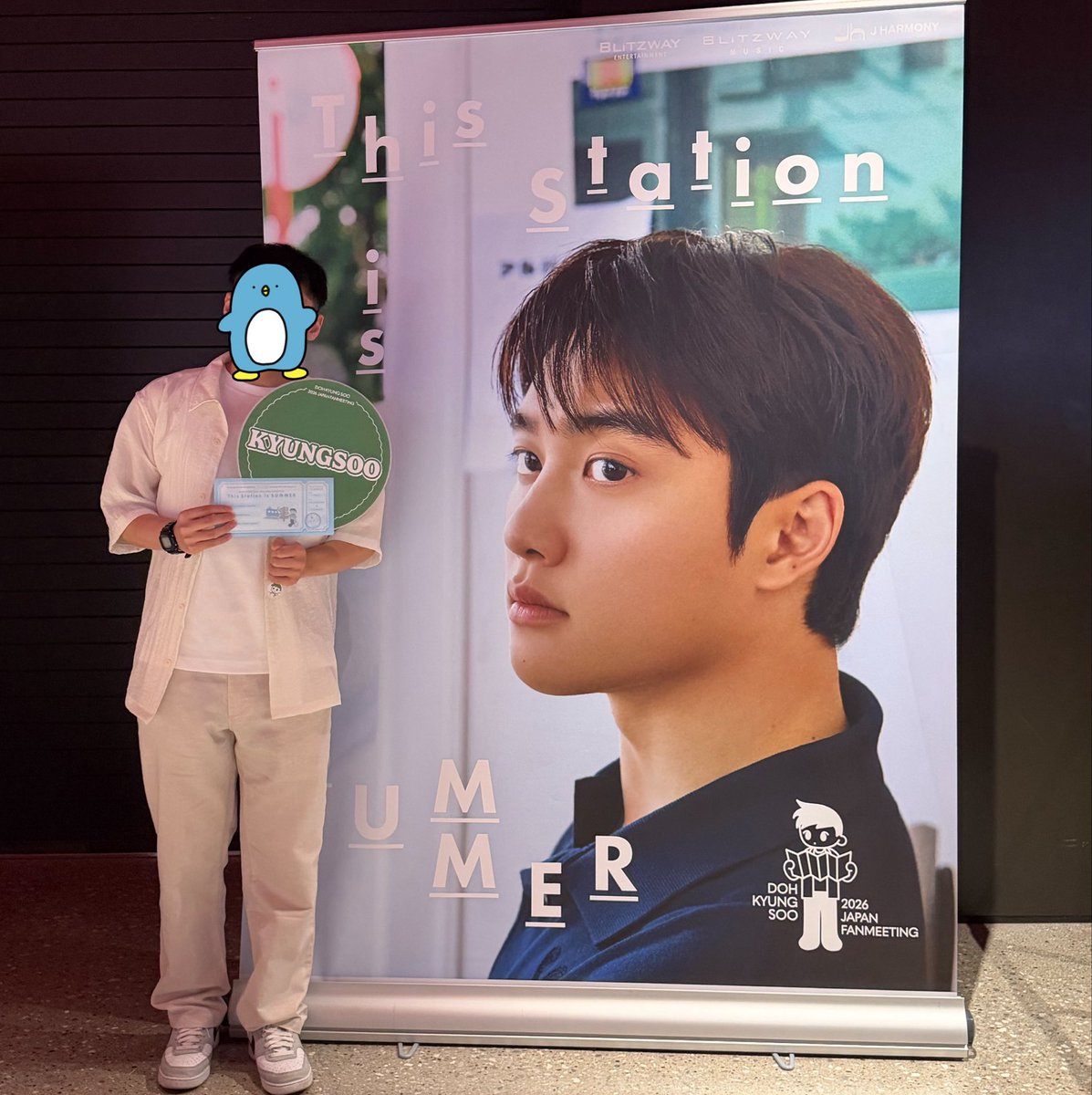 exol_neo_'s tweet photo. 初のファンミーティング開催おめでとう！
田舎で育った自分にとって、幼い頃の夏休みを思い出すような、とても懐かしい雰囲気でした。EXOのツアーに続きまたギョンスに会えて、この夏一番の思い出になりました🐧🌻

#SUMMER_OOTD
#ドギョンス
#DOHKYUNGSOO https://t.co/XpnMjc6uth
