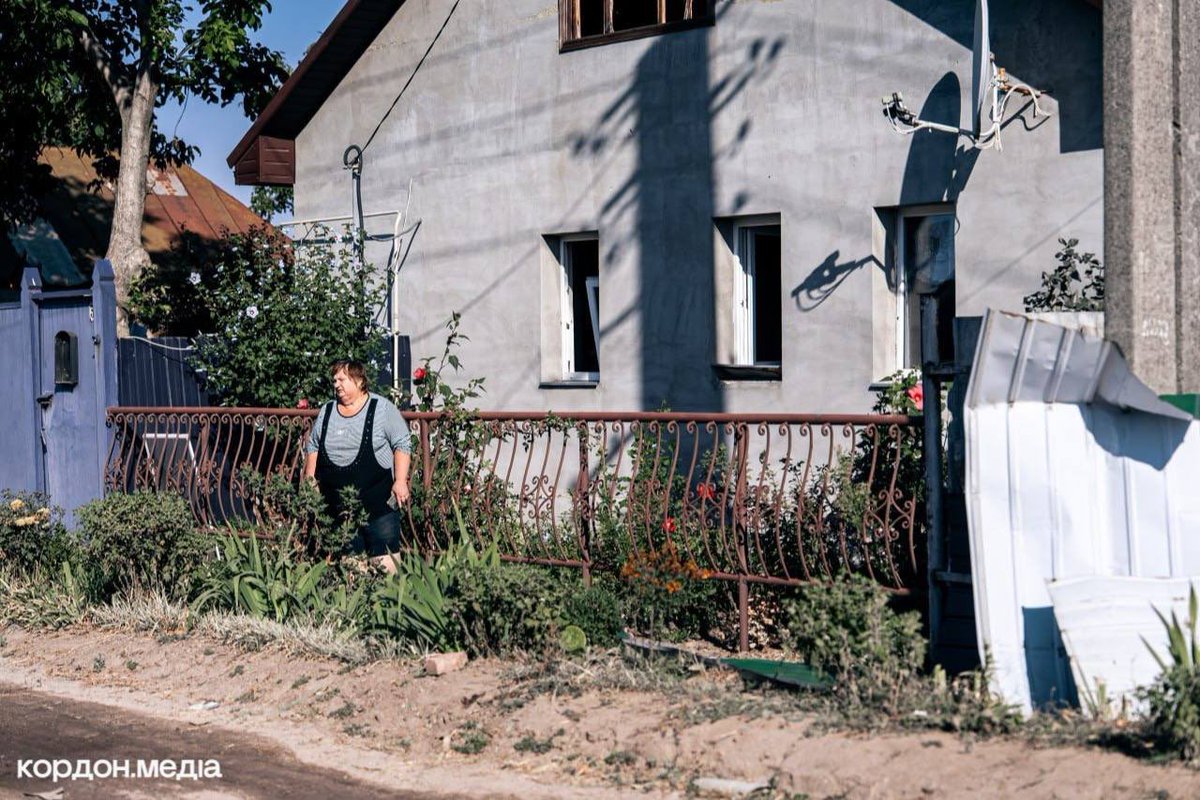 MstrFlash's tweet photo. Терористи/росіяни знову вдарили по Сумам і вбили цивільних.
Двоє загиблих, вигорілі оселі та понівечені будинки: Суми після нічної атаки 
Вчора ввечері місто зазнало серії ударів російських безпілотників.
Ворожий удар забрав життя 75-річного чоловіка та його 72-річної дружини. https://t.co/2PltaKxX38