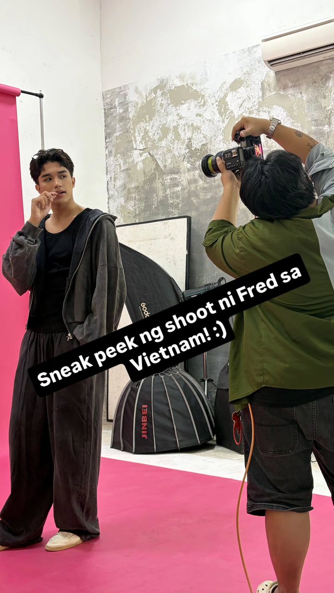 kenethexplorer's tweet photo. Behind-the-scenes look at Fred posing in front of a bright pink backdrop during a photoshoot in Vietnam.

📷Sir Franco Bryan IG story

#FredMoser | @fredmoserr https://t.co/PF4q2huwZQ