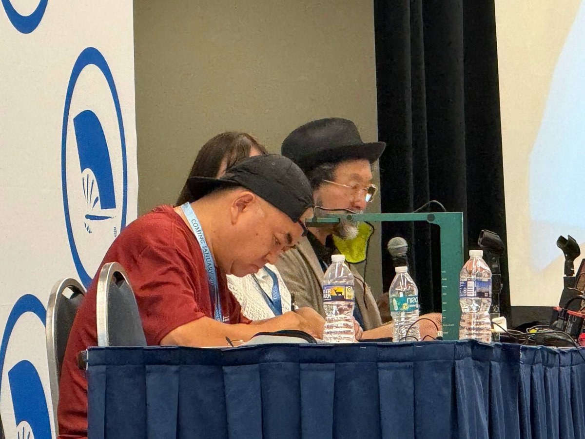 MAHOFILM's tweet photo. 今年も #MAHOFILM が #Otakon2026 にご招待いただき
 #松岡禎丞 さんと一緒にアメリカの皆様へ『#世界最強の後衛』の魅力をたっぷりとお伝えしてきました👍
『#最強出涸らし皇子の暗躍帝位争い』パネルでは柳瀬監督によるライブドローイングを行い大盛況でした！
引き続き両番組の応援をお願いします🌟 https://t.co/WT7VIAVzBN
