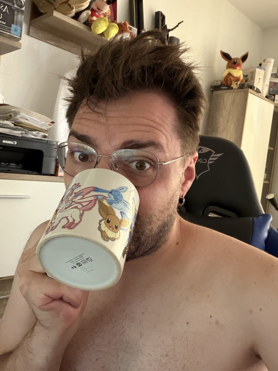 Hemdkn0pf's tweet photo. Schönen guten Morgen ihr Lieben Menschlein 🤗
Für mich wird’s heute ruhiger. Darf heute mal frei machen. Da schmeckt der Kaffee aus der guten Evoli-Tasse doch gleich viel besser 🙈. Habt einen entspannten Start in die neue Woche und passt auf euch auf 🤗 https://t.co/Z2fjRxXqMS