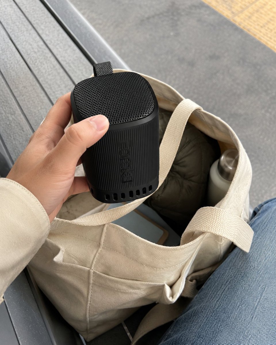Earaku_JP's tweet photo. 最近この小さいスピーカー、かなり出番多い。

家ではキッチンに置いて、
出かける日はそのままバッグへ。
外でゆっくりするときにも持っていってる。

こういう気軽に使えるもの、結局いちばん使う😂

Earaku Bluetoothスピーカー J081
#暮らしの記録 #日常 #Earaku #Bluetoothスピーカー https://t.co/yahKKUbRIu