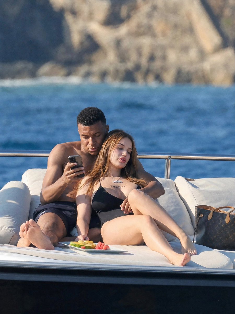 utdscotttt's tweet photo. Kylian Mbappé Ester’s boyfriend dating history 🤍💕

2020 - 🇫🇷 Alicia Aylies
2021 - 🇫🇷 Emma Smet
2022 - 🇫🇷 Inès Rau
2023 - 🇦🇺 Stella Maxwell
2024 - 🇧🇪 Rose Bertram
2025 - 🇧🇷 Dani Grace Almeida
2026 - 🇪🇸 Ester Expósito….love https://t.co/x3acTDCMn0