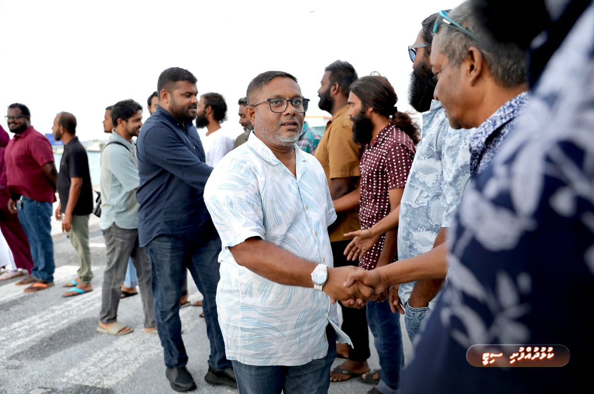 rdcmaldives's tweet photo. މި ކޯޕަރޭޝަނުން ކުޅުދުއްފުށި ސިޓީގައި ކުރިއަށް ގެންދާ މަޝްރޫޢުތަކުގެ މަސައްކަތް ބައްލަވާލެއްވުމަށް މެނޭޖިންގ ޑިރެކްޓަރ އިބްރާހީމް ނަޡީމް އަދި އިސްވެރިން މިއަދު ކުރެއްވި ދަތުރުފުޅުގައި، އެރަށުގެ ސައިޓުގެ މުވައްޒަފުން ވަނީ އެބޭފުޅުންނަށް މަރުހަބާ ދަންނަވާފައެވެ. އެއަށްފަހު، ސައިޓުގައި މަސައްކަތް ކުރާ މުވައްޒަފުންނާއި ބައްދަލު ކުރައްވާ މަސައްކަތް ކުރިއަށްދާ ގޮތް ވަނީ އަދާހަމަކުރައްވާފައެވެ.

#TeamRDC