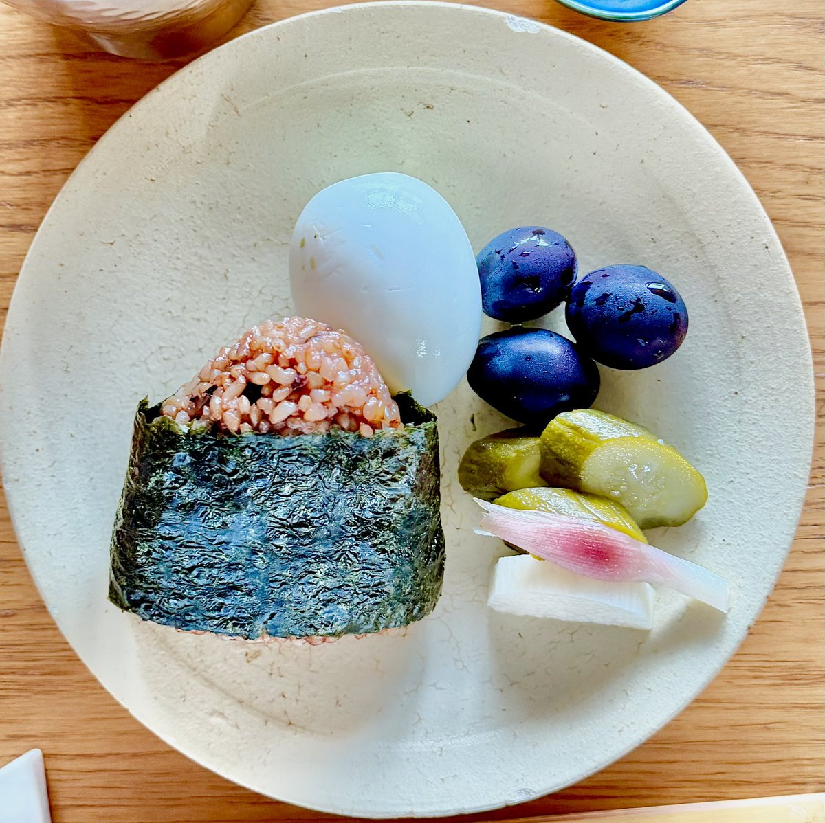 asakusakumasan's tweet photo. 朝食は酵素玄米おにぎり、漬物、ゆでたまご、ぶどう。濃茶。#ごちそうフォト
#ヘルシー #健康ご飯
#血栓予防 #免疫力 #��ごはん
#OMELETYELLOW https://t.co/RN2EX1hIpm