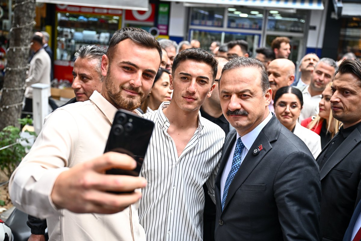 yavuzagiraliog's tweet photo. Bir özçekim karesine bazen koca bir gelecek sığar.

Gençlerimizin gözlerinde gördüğümüz şey sadece umut değil; bu memleketin yeniden başarabileceğine olan güçlü inançtır.

Biz o inancı büyütmek için çalışıyoruz. https://t.co/kCSLfb9Ogm