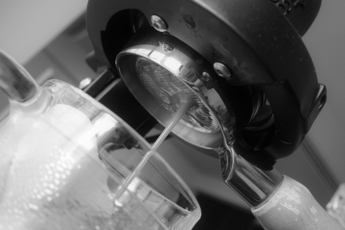 mike0613's tweet photo. 新しいカメラGRⅣ monochromeかなり良い♪色の無い世界を切り取るのが楽しい過ぎます。輝度ノイズを使っての表現力、かなり鍛えられますね。これからガシガシ使って行きます！
#RICOH
#GRIV
#Monochrome https://t.co/eZH9dTTkYL