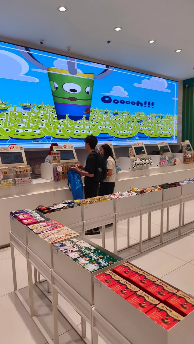 Smash1014314's tweet photo. scalper miniso nih, dari sejak grand opening miniso friends di smb 2, udah ngeselin banget kelakuan nih orang. hati-hati deh kalau ketemu mereka 🤬🤬

pas opening, langsung masuk duluan sebelum orang-orang boleh beli barang. pura-pura nge-video-in barang, padahal aslinya bawa tas belanja. diam-diam barangnya dimasukin ke tas, padahal orang-orang masih di luar dan belum boleh belanja. sampai ditegur orang-orang.

sekarang manfaatin orang miniso. datang siangan, barang udah gue ambil, eh pas bayar nggak boleh karena barangnya udah “punya” si scalper. lah, kan barangnya udah dipajang di store, berhak dong diambil sama customer. malah disikat juga 😭 hadeuhhh, kesel banget gueee!!!

semoga dagangan lu makin laku dah, biar nggak perlu pakai cara-cara licik kayak gini, dear scalper.
