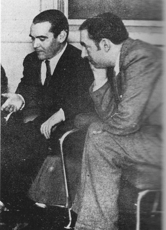 UnamunoAgain's tweet photo. Cuentan que en una ocasión Neruda y Lorca fueron a dar una conferencia a un pueblo, pero en la estación del tren nadie les recibió  

En el pueblo les dijeron que no les reconocieron porque esperaban que fueran vestidos como poetas

Lorca añadio: ‘Somos de la poesía secreta’ https://t.co/syBFzoEBaL