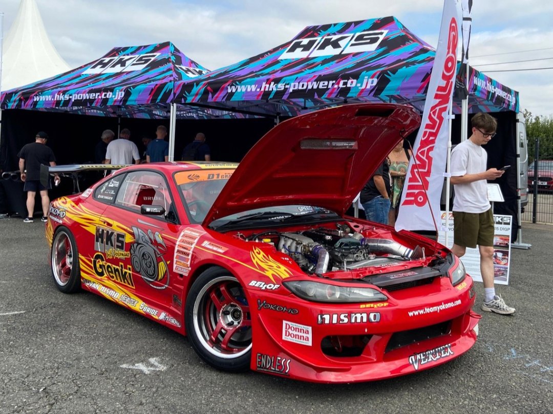 HKS_Tribe's tweet photo. 【海外イベント出展】
イギリス「サンタポッド・レースウェイ」で行われた「GT-Rフェスティバル UK」にて「#HKS ハイパーシルビア RS-2」を展示いたしました🏁🇬🇧
今見てもカッコイイ！！

中の人はこのクルマを「グランツーリスモ4」で知り、HKSという会社をも初めて知りました…🔰

#S15 https://t.co/VQh1trIgaE