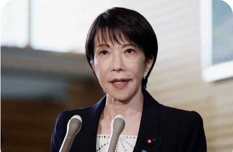 takumanozawa's tweet photo. とんでもない数字が出てます。

2026年度の防衛費、史上初めて9兆円を突破しました。
2022年度と比べて、およそ7割増ですよ！

しかも伸びの中心は装備品費。要はアメリカからの武器の“爆買い”です。

その一方で食料品の消費税は「8月上旬までに検討します」なんですよね…
どっちが早いんですか、これ。
