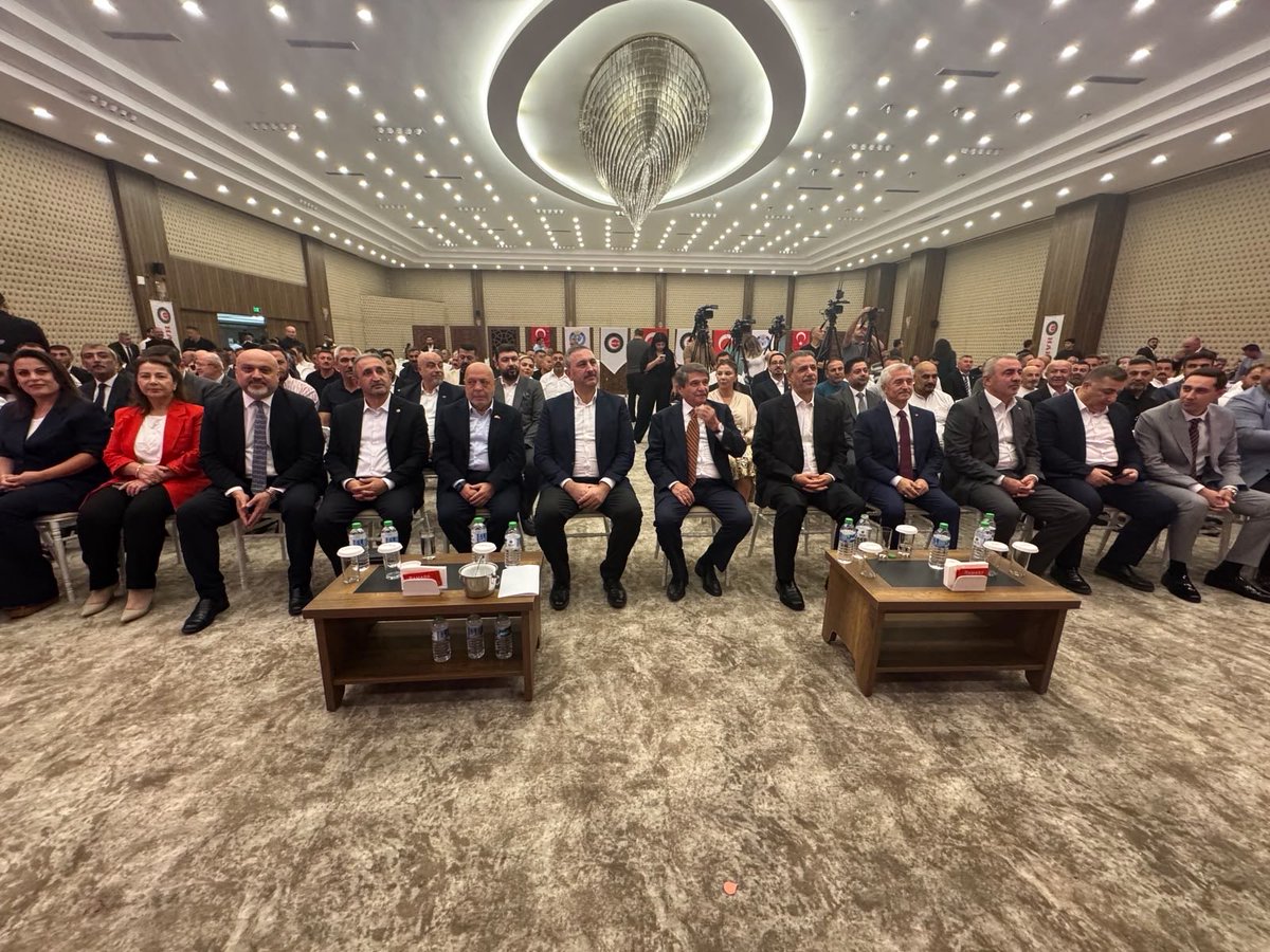 irfancelikaslan's tweet photo. 📍 ŞEHİTKAMİL

Grup Başkanvekilimiz Sayın Abdulhamit Gül ve protokol üyelerimizle birlikte Hizmet-İş Sendikası Gaziantep 1 No’lu Şube Başkanlığının 5. Olağan Genel Kurulu’na katıldık.

Genel Kurulun çalışma hayatımız, Gaziantep’imiz ve tüm emekçi kardeşlerimiz için hayırlara vesile olmasını diliyorum.

@Akparti 
@abdulhamitgul 
@AKPartiG_Antep