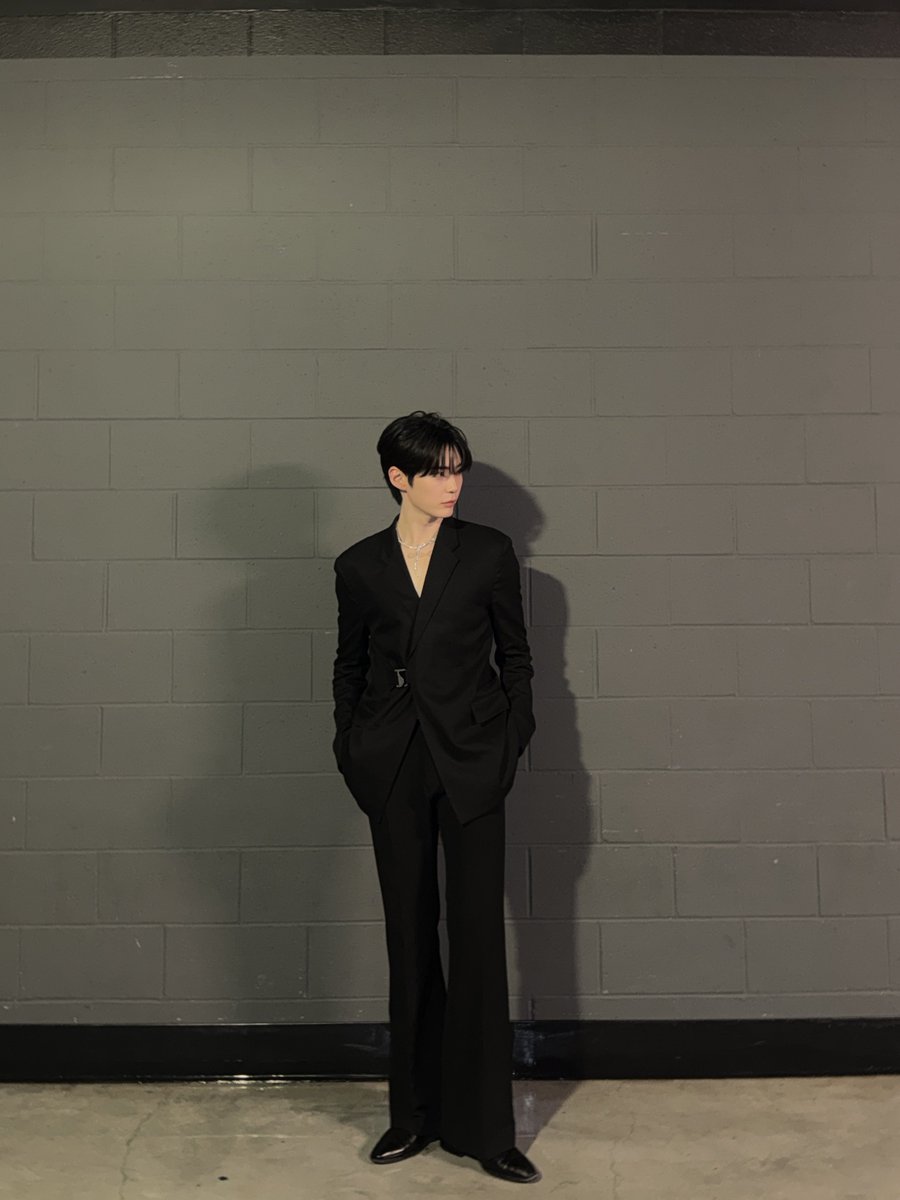 ZB1_official's tweet photo. 제로즈~🌹
멋쟁이 다섯 명이 함께한 KCON LA 2026 잘 봤어요?
오랜만에 LA 와서 에너지 많이 얻고 가요!
우리 제로즈의 뜨거운 함성과 열기는 언제나 마음속을 뛰게 만든답니다.
앞으로도 멋진 무대 많이 보여줄게요!
사랑해요❤️

#SUNGHANBIN #성한빈 
#ZEROBASEONE #ZB1 #제로베이스원 https://t.co/V8WTb2pOsO