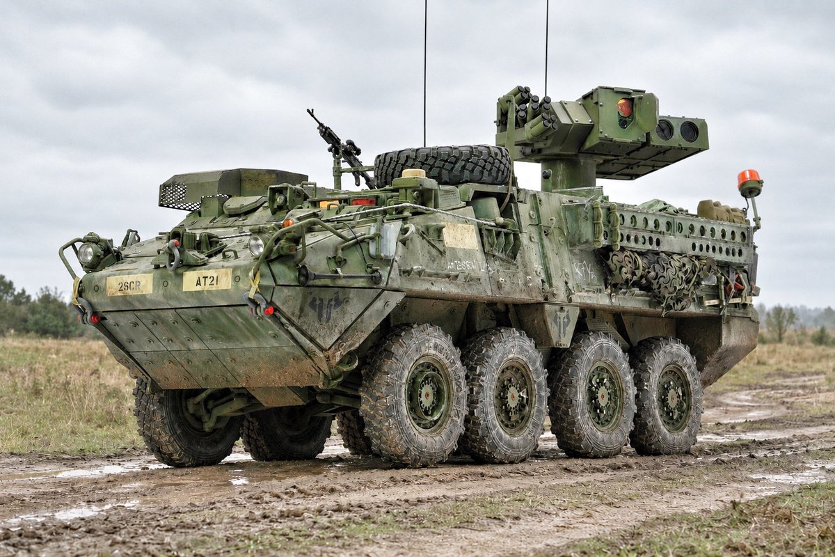 JsDavidChou's tweet photo. 本月作品 Stryker M1134 ATGM, 1:35. 
使用套件：AFV CLUB
背景由ChatGPT生成。 https://t.co/ygySZ65iWU