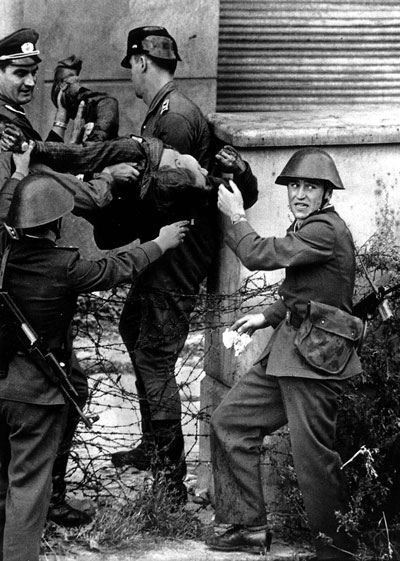 Eddie_1412's tweet photo. Heute vor 64 Jahren wurde der 18-jährige Peter Fechter bei seinem Versuch, den »antifaschistischen Schutzwall« zu überwinden und in die Freiheit zu gelangen, wie ein räudiger Hund abgeknallt. (Für diejenigen, die den Namen »Peter Fechter« noch nie gehört haben: Zu jener Zeit wurde in Deutschland noch auf Flüchtlinge geschossen.)

Der SED-Propagandajaucheverspritzer Karl-Eduard von Schnitzler sonderte damals dazu Folgendes ab:

»Und wenn dann solch ein Element (…) unmittelbar an der Grenze verwundet und nicht sofort geborgen wird – dann ist das Geschrei groß. (…) Das Leben eines jeden einzelnen unserer tapferen Jungen in Uniform ist uns mehr wert, als das Leben eines Gesetzesbrechers. Soll man von unserer Staatsgrenze wegbleiben – dann kann man sich Blut, Tränen und Geschrei sparen.«