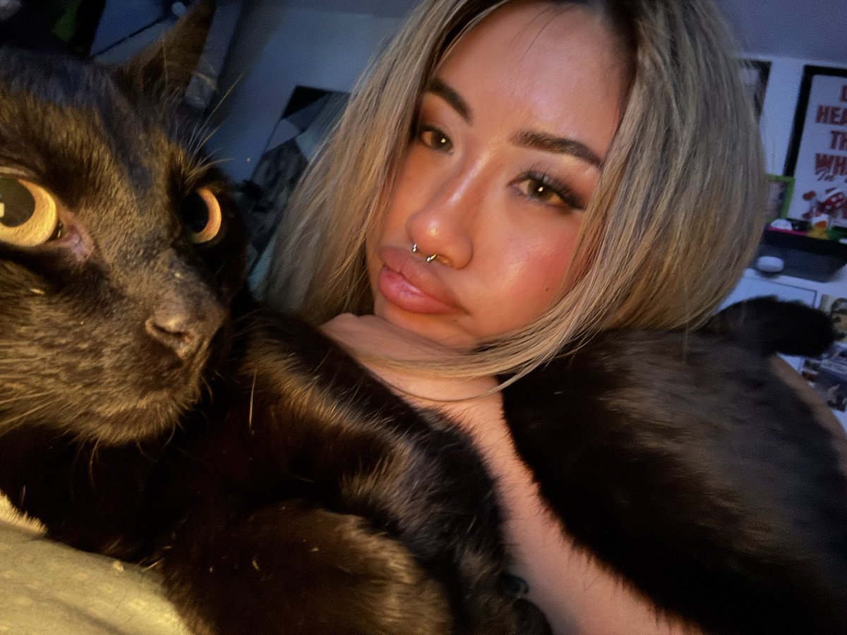 VIRTUALPOPST4R's tweet photo. me &amp; pixie #meow 🐈‍⬛ https://t.co/mdpJ4ZtQ95