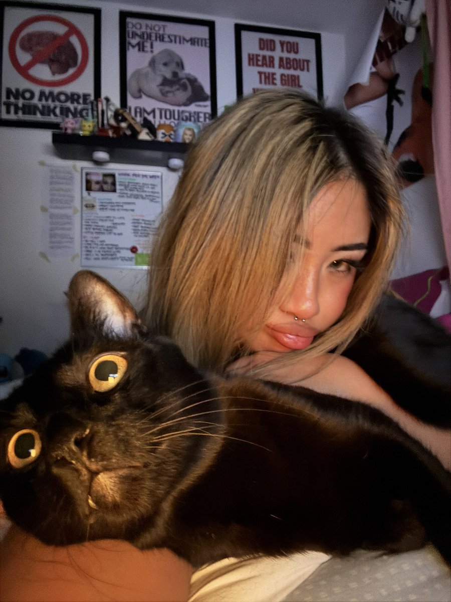 VIRTUALPOPST4R's tweet photo. me &amp; pixie #meow 🐈‍⬛ https://t.co/mdpJ4ZtQ95