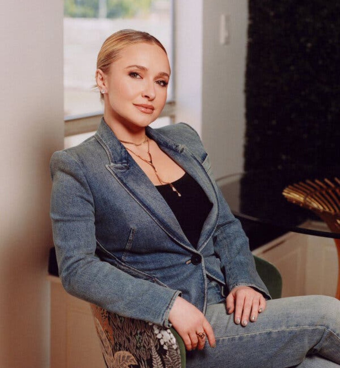 PhilMphela's tweet photo. RIP: 

"Heroes" star Hayden Panettiere dead at 36. 

Cause of death not reported. 

In May, she published a memoir titled This Is Me - A Reckoning — detailing a difficult decade in her life that involved postpartum depression, addiction, substance abuse and domestic abuse, as well as losing custody of her daughter and stints in rehab.

#RIPHaydenPanettiere