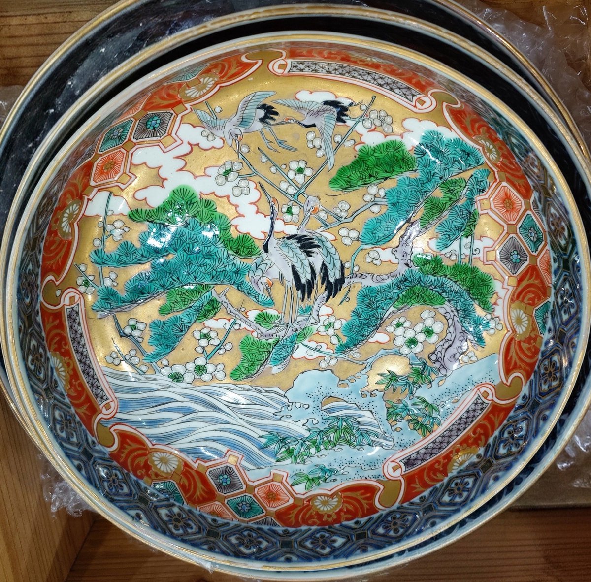 keiko744's tweet photo. 骨董市で見かけたお皿は白じゃないけど、安房直子さんの『鶴の家』を思い出しました。この話の絵はやはり南塚直子さんじゃなきゃ。 https://t.co/AAvYgghHph