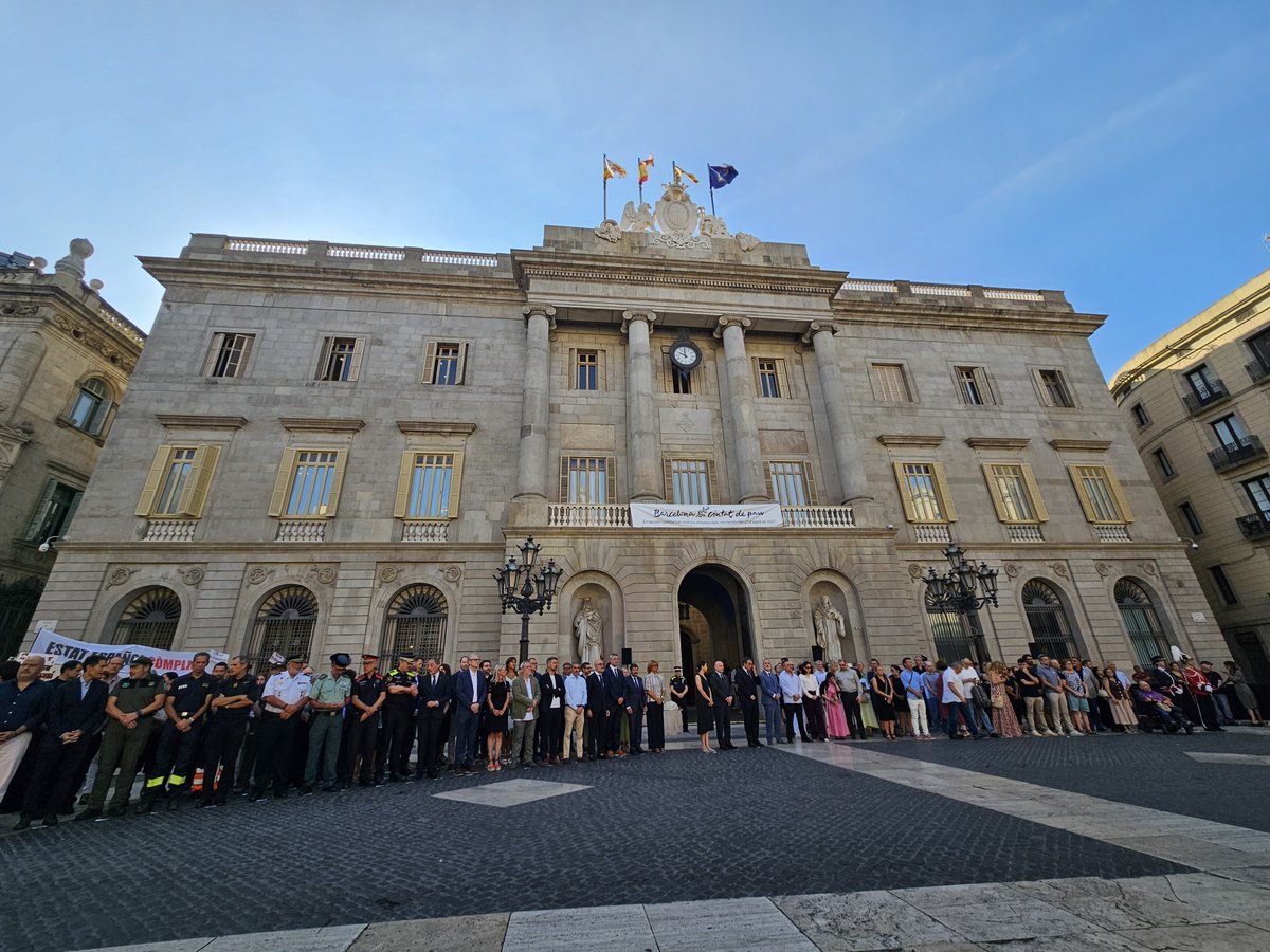 ERCbcn's tweet photo. Han passat 9 anys, però el record es manté intacte. 9 anys del dia en què l'odi i el terror ens van colpejar. I 9 anys d'una resposta de pau de tota una ciutat i un país.

Un any més, en l'acte de record de les víctimes dels atemptats de La Rambla i Cambrils del 2017. https://t.co/x9jVhONe95